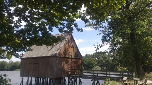Mittelalterliche Teichlandschaft und Phahlhaus
