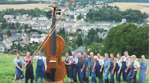 Největší hrající housle se smyšcem na světě